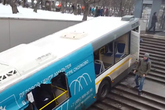 Водитель въехавшего в пешеходный переход автобуса в Москве задержан
