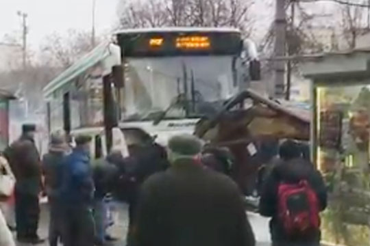 Автобус вылетел на остановку общественного транспорта в Москве, есть жертвы