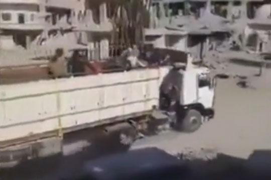 Сирийские военные показали видео выезда террористов ИГ из Ракки