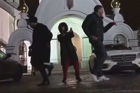 Собчак удалила видео с танцами возле храма