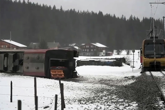 Поезд в Швейцарии сдуло ветром во время зимнего шторма