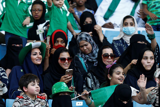 Женщин в Саудовской Аравии пустили на футбольные стадионы