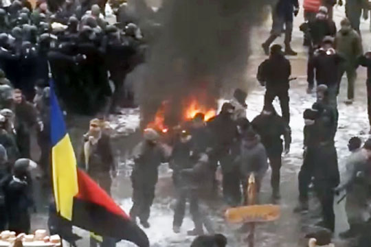 Митингующие возле Рады сожгли флаг России