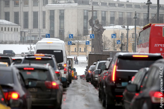 Снегопад привел к восьмибалльным пробкам в Москве