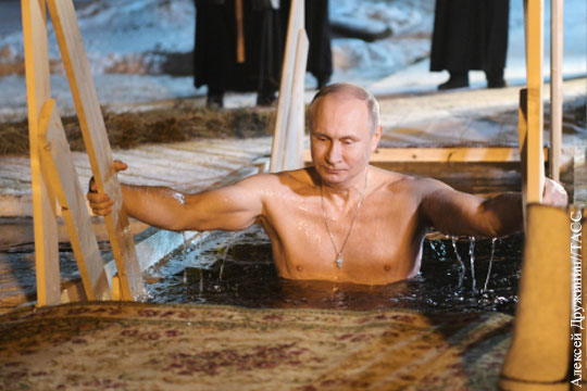Путин окунулся в прорубь на Селигере