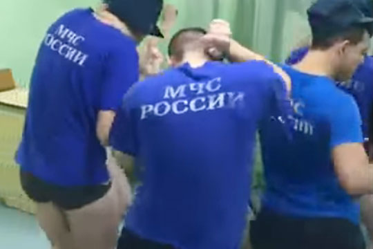 Юноши в футболках МЧС и рязанские студентки станцевали в поддержку ульяновских курсантов