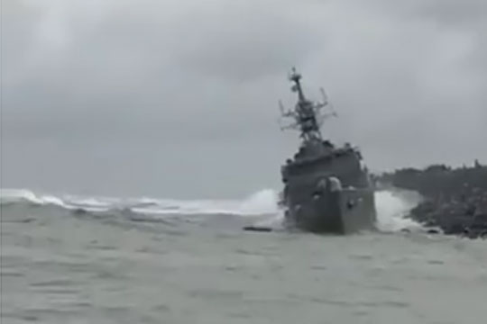 Крупнейший иранский фрегат во время шторма переломился пополам