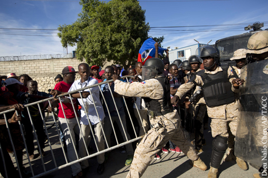 Американское посольство закрылось из-за беспорядков в столице Гаити