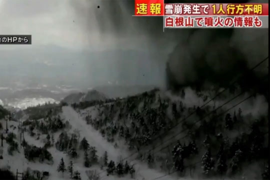 Опубликовано видео схода лавины на горнолыжный курорт в Японии
