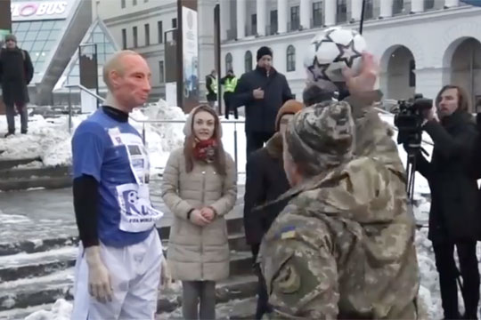 В Киеве активисты «избили» фигуру «Путина» футбольным мячом
