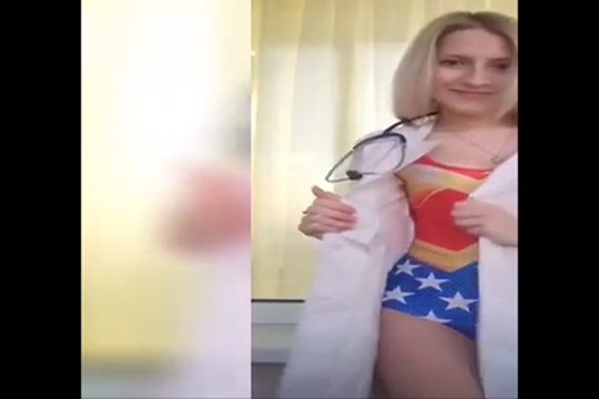 Блогеров возмутило видео с раздевающейся девушкой-врачом