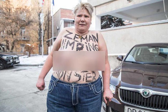 Активистка Femen в Киеве по ошибке разделась не у того посольства