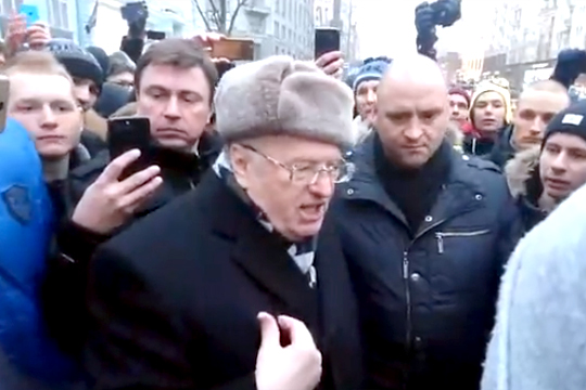 Жириновский вышел пообщаться с участниками акции Навального