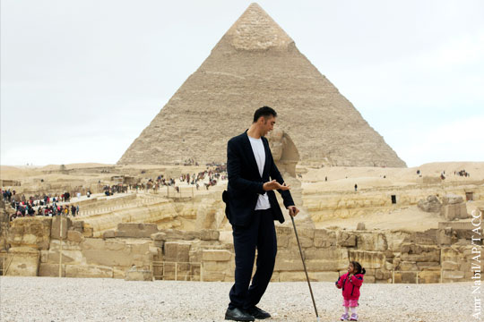 Самая низкая женщина и самый высокий мужчина встретились в Египте