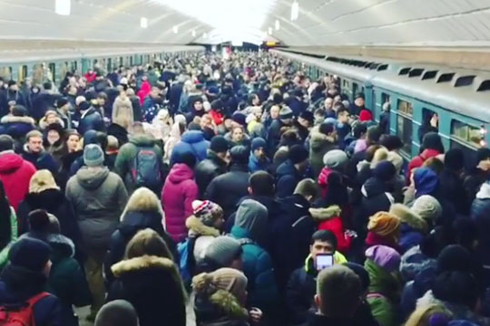 Поезд с пассажирами застрял в тоннеле московского метро