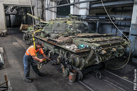 Блогер рассказал о ремонте украинских танков Т-72 с помощью разбора САУ «Пион»
