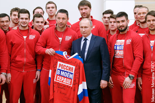 Дацюк вручил Путину свитер хоккейной сборной России на ОИ-2018