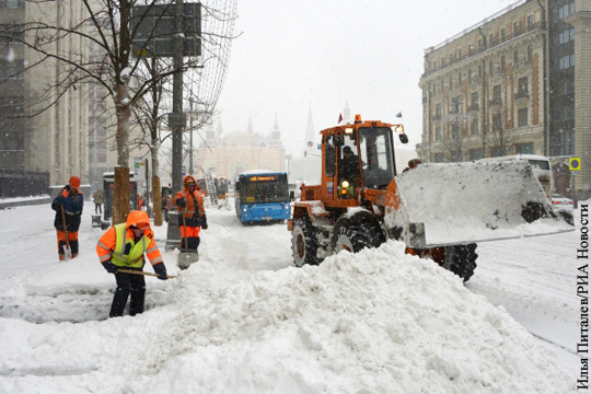 К уборке снега в Москве подключили военных
