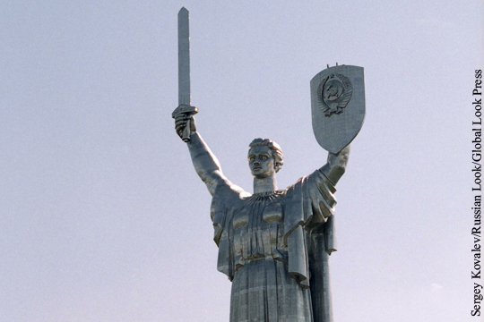 С монумента «Родина-мать» в Киеве собрались срезать герб СССР