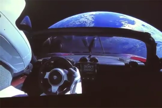 Илон Маск показал видео спорткара Tesla на орбите