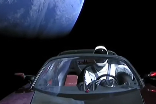 Маск показал последнее фото запущенного в космос электрокара