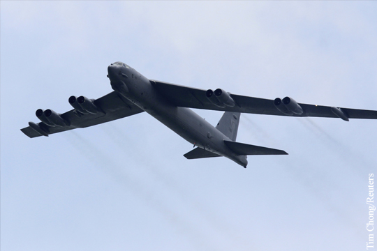 Молния сделала огромную пробоину в американском бомбардировщике B-52