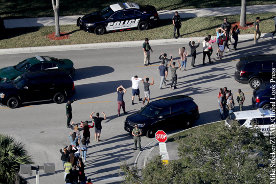 При стрельбе в школе Флориды погибли 17 человек