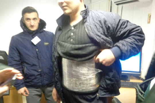 Мужчина пытался ввезти в Крым под одеждой 20 кг украинской колбасы и сыра 