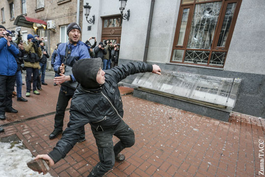 МИД резко высказался по поводу нападения на здание Россотрудничества в Киеве