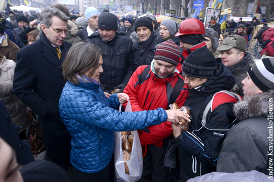 Нуланд объяснила раздачу сэндвичей на Майдане после «страшной ночи насилия»