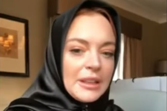 Принявшая ислам Линдси Лохан появилась на публике в хиджабе