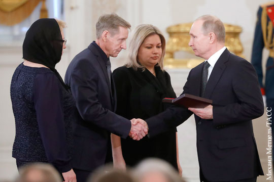 Путин вручил Звезду Героя России семье погибшего в Сирии Филипова