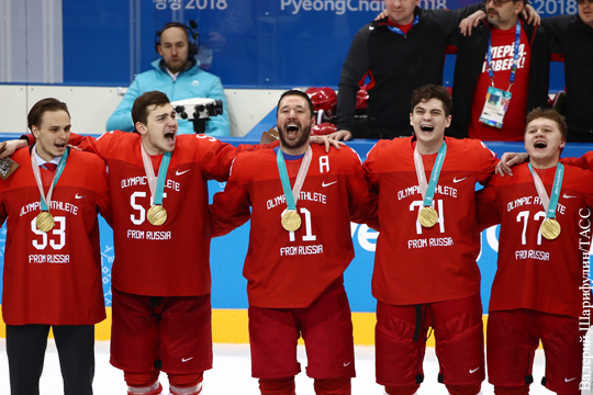 Хоккеисты спели гимн России на церемонии награждения