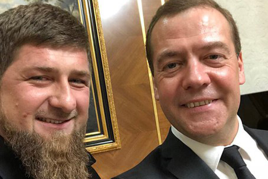 Кадыров и Медведев общими усилиями сделали селфи
