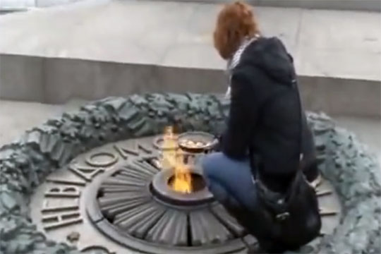 Украину обязали выплатить 4 тыс. евро жарившей яичницу на Вечном огне девушке
