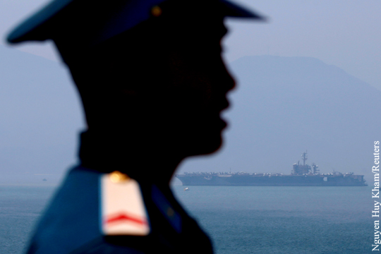 Китай отреагировал на исторический визит авианосца ВМС США во Вьетнам