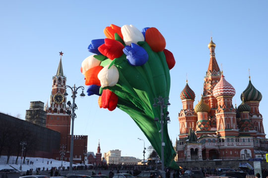 Москвичкам подарили аэростат в виде букета цветов