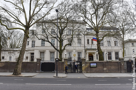 Россия сократит персонал посольства в Лондоне на 40%