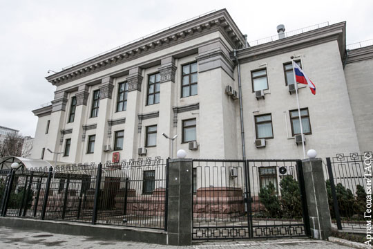 Киев решил не пускать россиян в посольство и консульства в день выборов