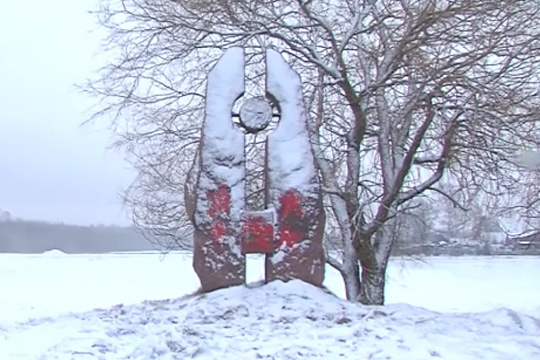 Ради уничтожения советских памятников власти Литвы объединяются с вандалами