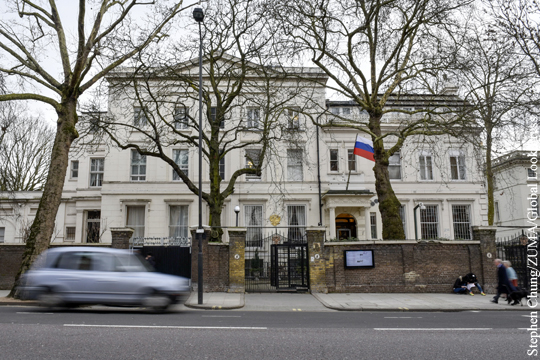 Высылаемые из Британии российские дипломаты уехали под «Прощание славянки»