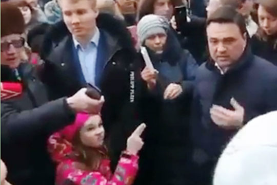 Девочка сделала «жест смерти» в адрес губернатора Подмосковья
