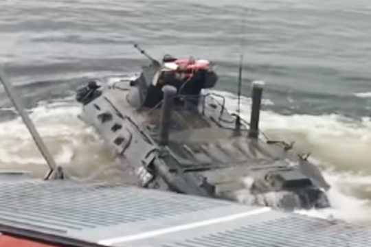 Ныряние БТР-82А с десантного катера показали на видео