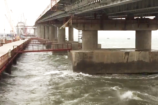На Крымском мосту сняли фантасмагорическое видео