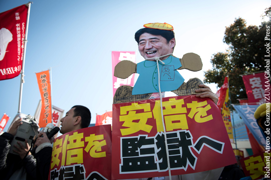 Половина японцев захотели отставки премьера Синдзо Абэ