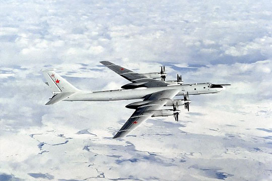 Военная авиация впервые с советских времен пролетела через Северный полюс