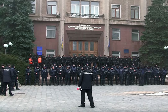 В Николаеве митингующие из-за летчика Волошина прорвали кордон силовиков