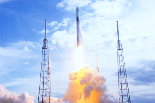 Ракета Falcon 9 с кораблем Dragon стартовала с мыса Канаверал