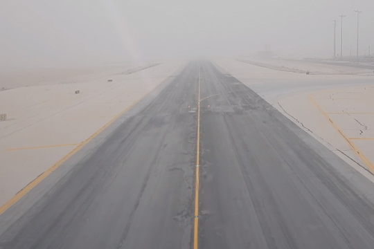 Опубликовано видео посадки гигантского транспортника в условиях песчаной бури