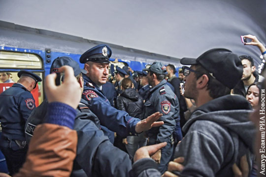 В Ереване оппозиционеры вступили в столкновения с полицией